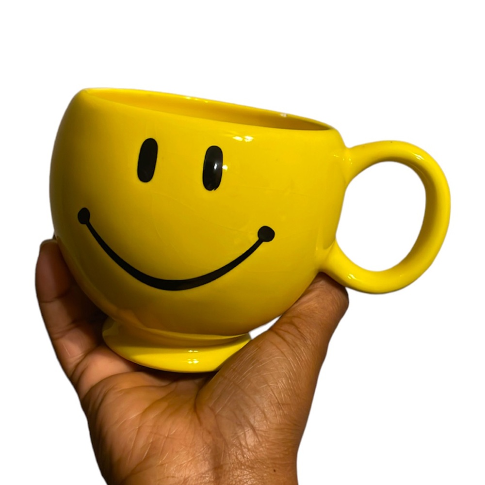 A CUTE SMILEY FACE MUG